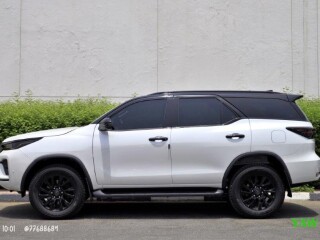 toyota-fortuner-2024-diesel-blanc-7-places-boite-automatique