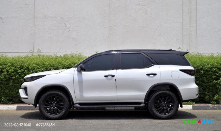 toyota-fortuner-2024-diesel-blanc-7-places-boite-automatique-big-0