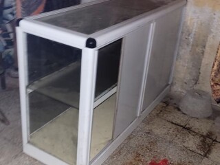 tables-daccueil-modernes-en-miroir-et-aluminium-bon-etat