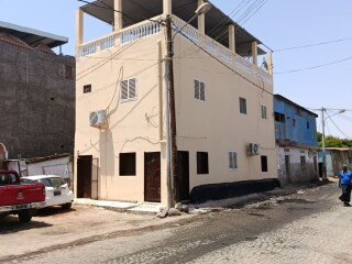 maison-r2-f4-2-toilettes-1-cuisine-1-boutique-sur-route
