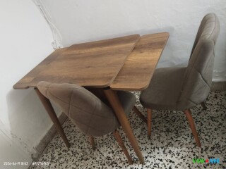 table-avec-chaises-en-bois-bon-etat