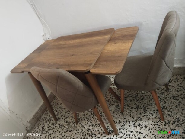 table-avec-chaises-en-bois-bon-etat-big-1