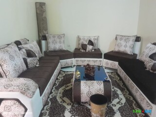 salon-marron-beige-avec-tapis-et-rideaux-peu-utilise