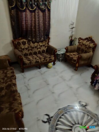 salon-complet-avec-armoires-en-bon-etat-big-1