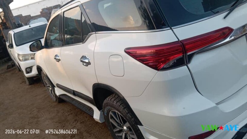 toyota-fortuner-2020-diesel-boite-automatique-presque-neuve-big-0