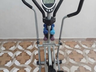 velo-elliptique-combine-avec-selle-et-halteres-en-bon-etat