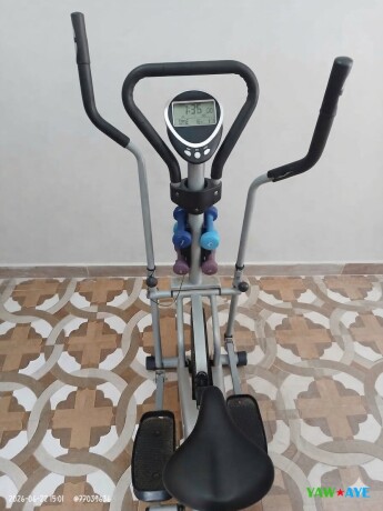 velo-elliptique-combine-avec-selle-et-halteres-en-bon-etat-big-0