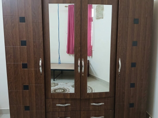 armoire-en-bois-fonce-avec-portes-miroir-et-tiroirs