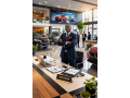 directeur-de-showroom-automobile-experimente-small-1