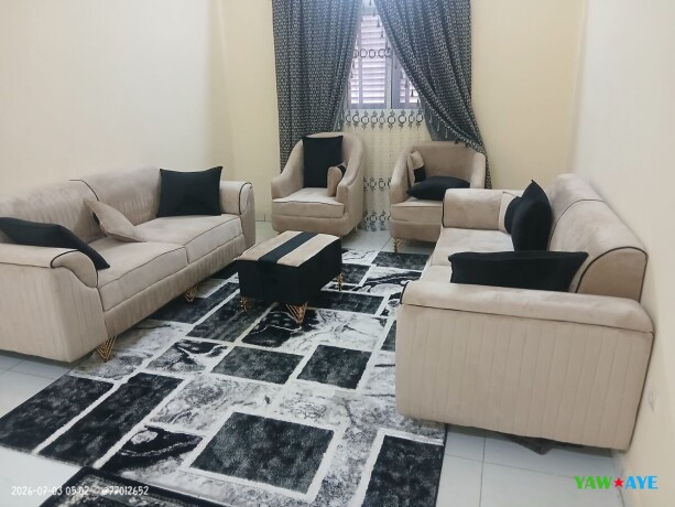 salon-moderne-confortable-en-excellent-etat-quasi-neuf-big-1