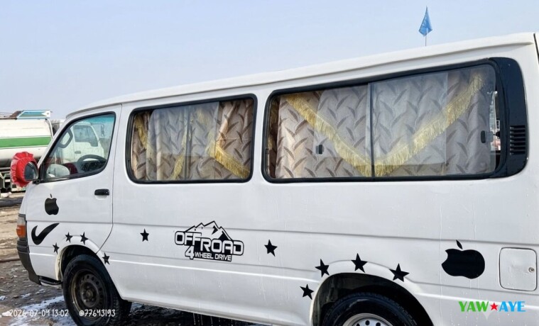 minibus-toyota-hiace-renove-en-excellent-etat-big-1