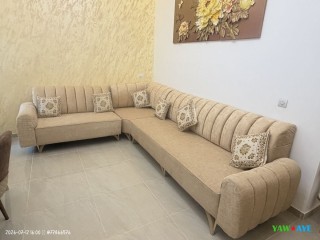 salon-dangle-beige-chic-et-confortable-avec-coussins-decoratifs