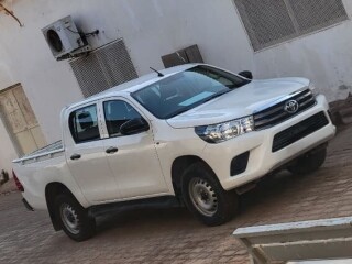 toyota-hilux-marill-blanc-neuf-et-en-bon-etat