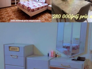 chambre-a-coucher-salon-et-table-avec-6-chaises-en-parfait-etat