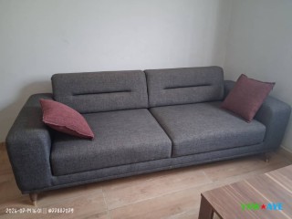 canape-3-places-gris-avec-coussins-bordeaux