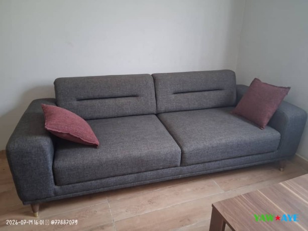 canape-3-places-gris-avec-coussins-bordeaux-big-0