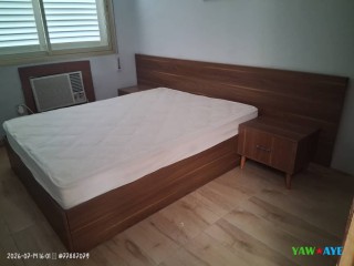 chambre-a-coucher-moderne-avec-lit-et-chevets