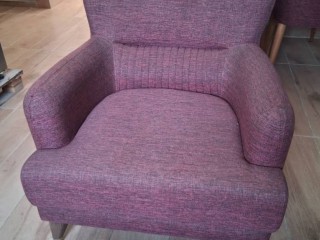 fauteuil-moderne-en-tissu-bordeaux
