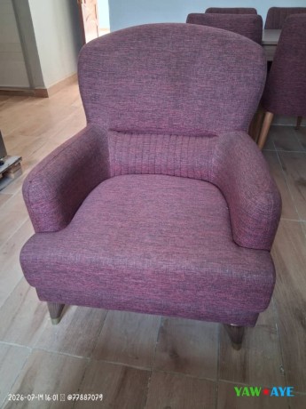 fauteuil-moderne-en-tissu-bordeaux-big-0