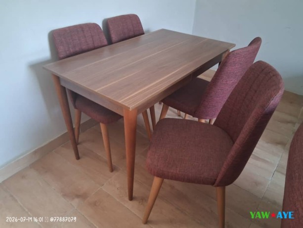 table-a-manger-moderne-avec-4-chaises-big-1