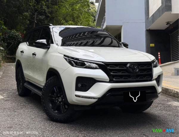 toyota-fortuner-2023-diesel-24l-boite-automatique-suv-robuste-big-1