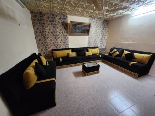 salon-marocain-complet-en-tres-bon-etat-avec-table-basse