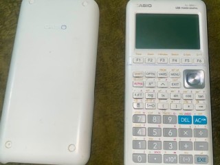 graphique-blanche-calculatrice-ideale-pour-mathematiques-et-sciences-yawaaye