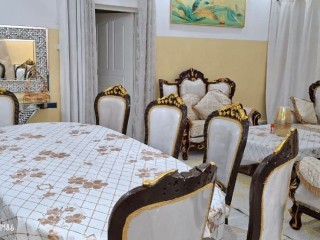 salon-et-salle-a-manger-elegants-avec-tapis-ensemble-complet-pour-votre-decor