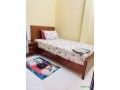 chambre-confortable-avec-lit-simple-et-toilettes-communes-a-yawaaye-small-1