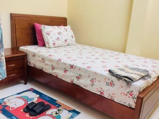 chambre-confortable-avec-lit-simple-et-toilettes-communes-a-yawaaye