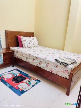 chambre-confortable-avec-lit-simple-et-toilettes-communes-a-yawaaye-big-1