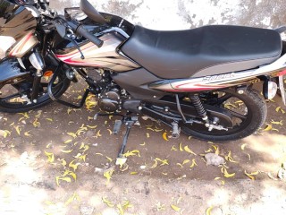 moto-tvs-en-excellent-etat-peu-utilisee-prete-a-rouler-sur-yawaaye