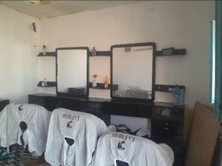 mobilier-complet-de-salon-de-coiffure-vip-occasion-a-saisir-sur-yawaaye