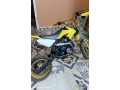 moto-cross-jaune-en-parfait-etat-small-1