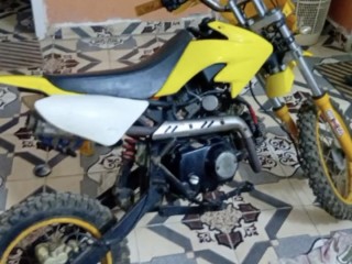 moto-cross-jaune-en-parfait-etat