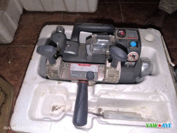 machine-de-copie-de-cles-pour-maison-et-voiture-big-1
