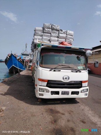 camion-ud-trucks-essence-boite-manuelle-bon-etat-big-1