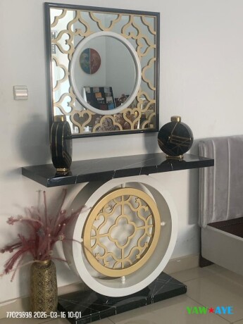 elegantes-consoles-et-miros-de-prestige-pour-un-interieur-chic-sur-yawaaye-big-0