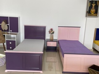 chambre-enfant-complete-lits-simples-violet-rose-bureau-chic-sur-yawaaye