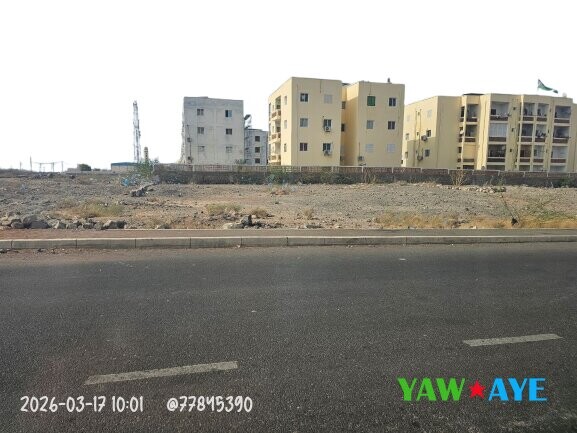 terrain-de-250m2-a-pk12-nord-opportunite-ideale-pour-commerce-ou-duplex-big-1