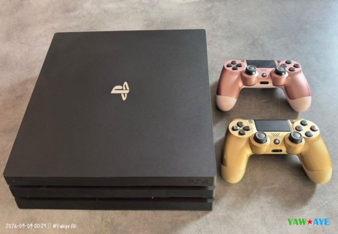 ps4-pro-noir-console-manette-gaming-a-son-apogee-sur-yawaaye-big-1