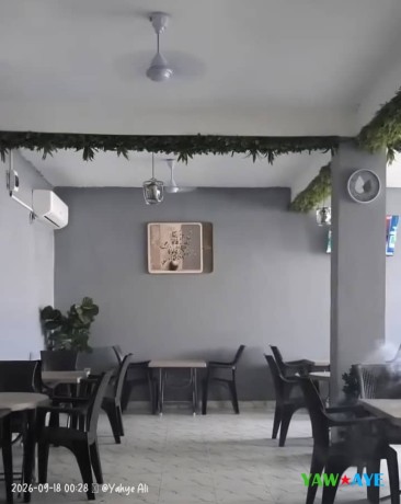 restaurant-amenage-avec-terrasse-en-zone-commerciale-big-1
