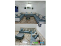 salon-complet-en-bon-etat-avec-table-et-tableaux-small-1