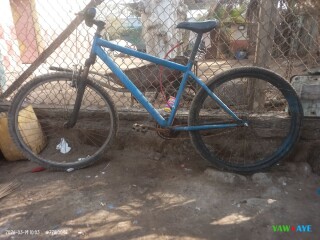 velo-bleu-en-excellent-etat-prix-negociable-pret-a-rouler-sur-yawaaye