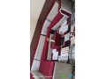 salon-moderne-eclatant-avec-table-elegante-rideaux-chic-et-tapis-en-parfait-etat-yawaaye-small-0