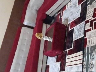 salon-moderne-eclatant-avec-table-elegante-rideaux-chic-et-tapis-en-parfait-etat-yawaaye