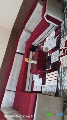 salon-moderne-eclatant-avec-table-elegante-rideaux-chic-et-tapis-en-parfait-etat-yawaaye-big-0