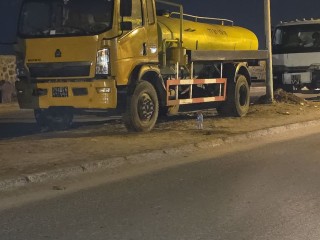 camion-citerne-howo-8m3-puissant-et-ideal-pour-vidange-de-fosse-sur-yawaaye