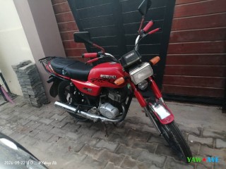 suzuki-moto-100-en-excellent-etat-a-saisir-et-negociable-sur-yawaaye