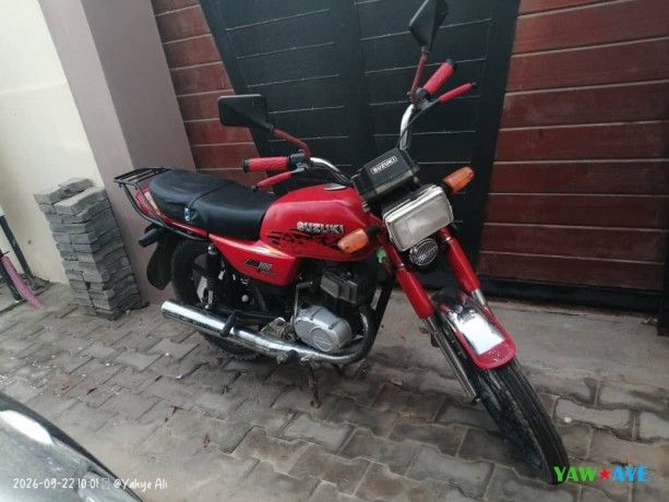 suzuki-moto-100-en-excellent-etat-a-saisir-et-negociable-sur-yawaaye-big-1